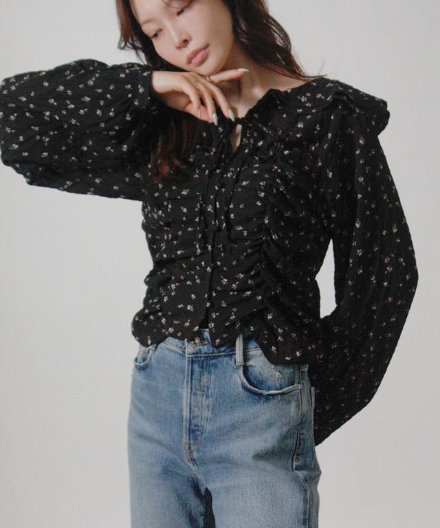 シャーリング小花柄フリルカラーブラウス