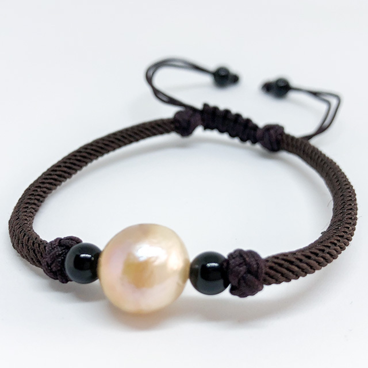 薄ピンクの淡水で柔らかい印象を！一粒淡水パール シルク紐 ブレスレット(MNBP10ZBROWN)
