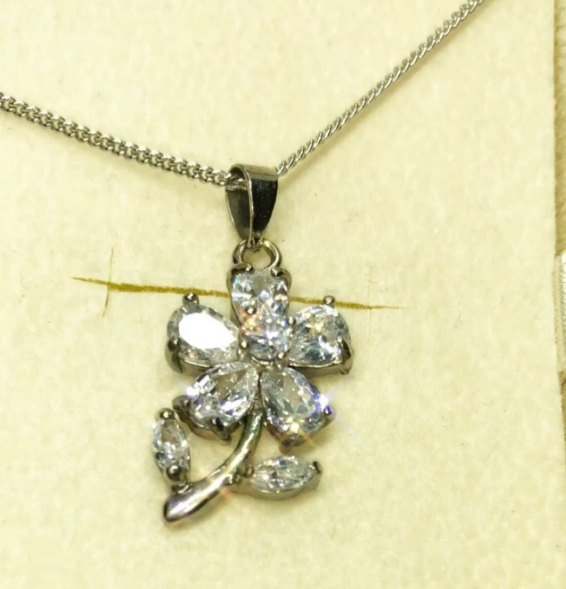 ダイヤモンドの花のネックレス花ダイヤモンドdiamondネックレス 