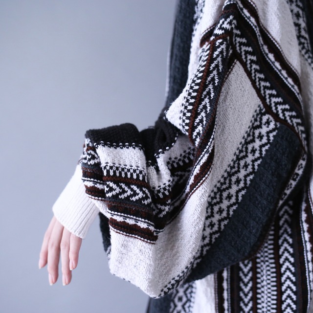 monotone color multi knitting pattern over silhouette knit