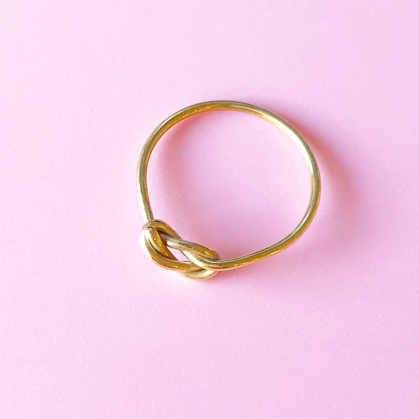 フェザーモチーフの天然石付きメタルバングル 羽 ブレスレット