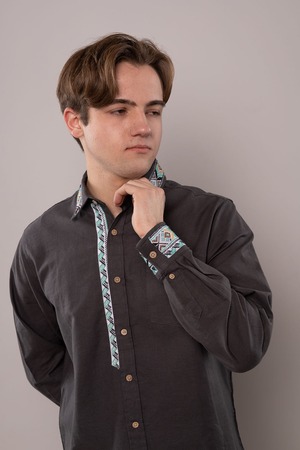 ウクライナ刺繍ヴィシヴァンカ　クロスステッチ手刺繍　M-Lサイズ　メンズ