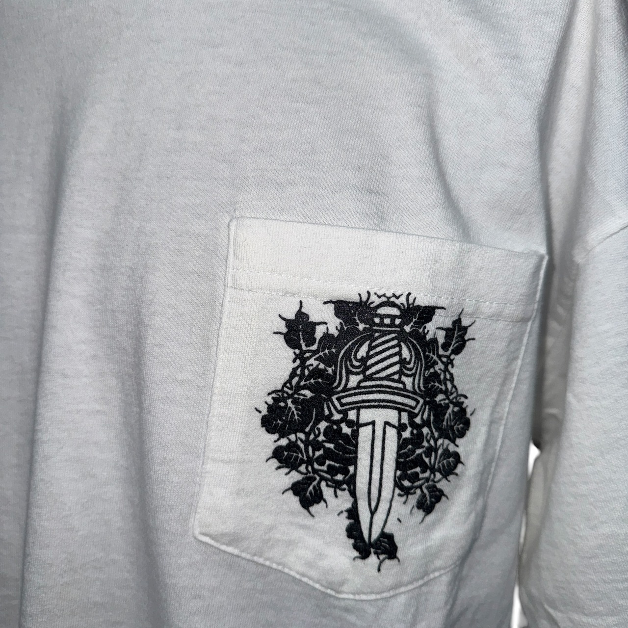 【CHROME HEARTS】オールドネックロゴ "Vine Dagger" ポケット Tシャツ