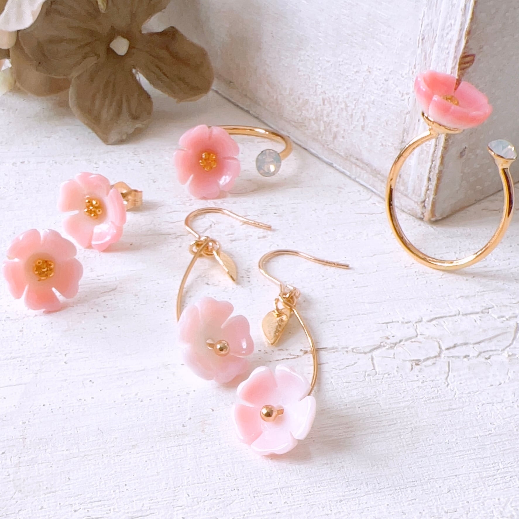 【14kgf 】魅力を柔らかく引き出す＊桜ピンクカルセドニー ピアス 桜 ピアス・:* 14kgf】耳元に咲く一輪の桜 クイーンコンクシェルAAA