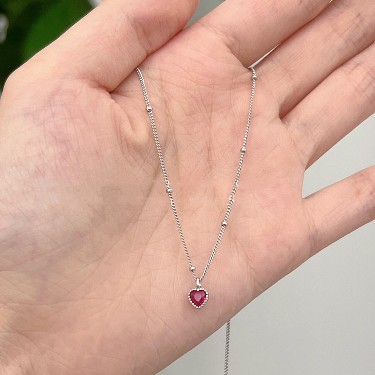 yione赤いミニハートネックレス