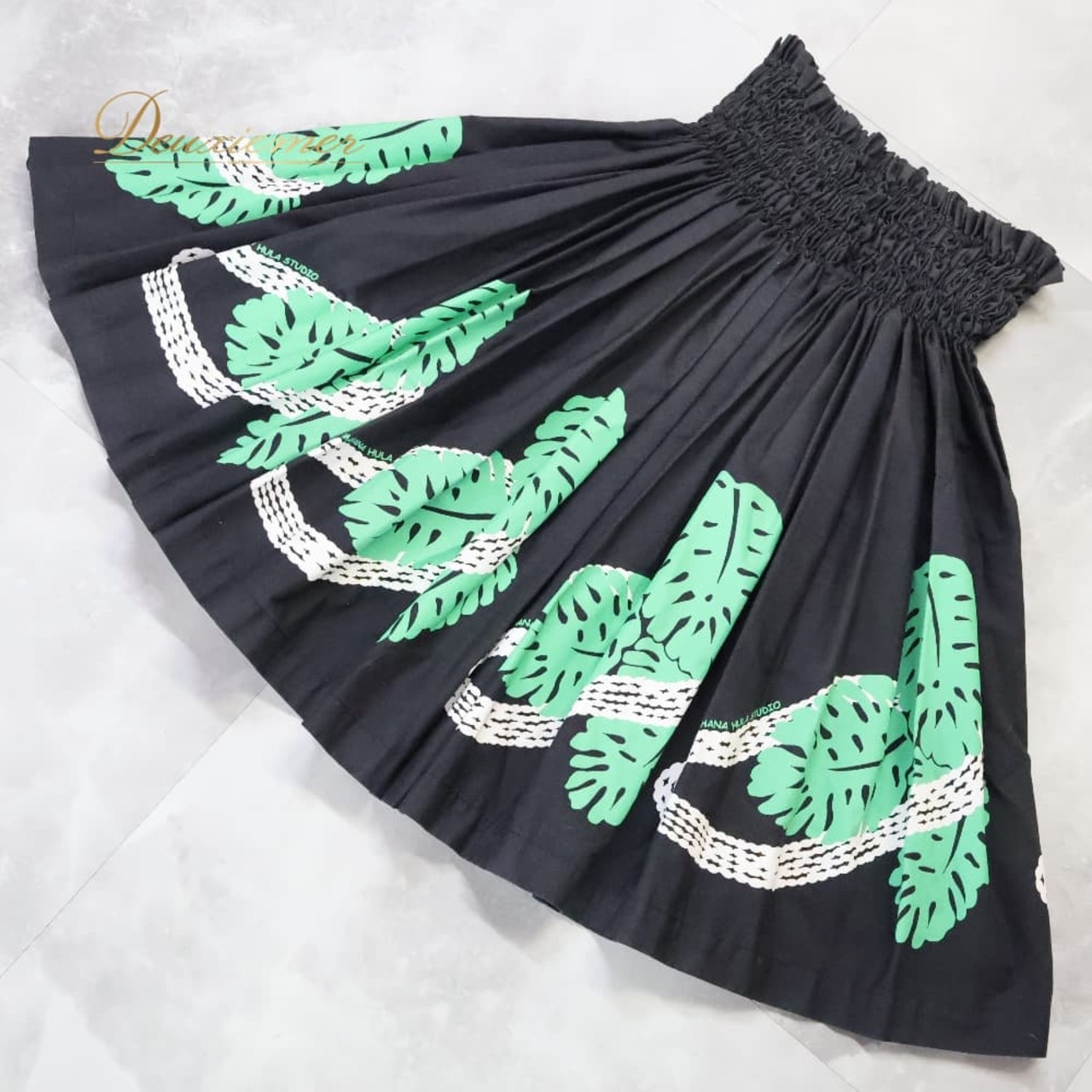 フラダンス 衣装 Chacott チャコット パウスカート ブラック系 日本製 モンステラ柄 シングル シンプル きれい 上品 大人っぽい 華やか 鮮やか 黒 緑 白 ハワイアン アロハ ハワイアンプリント フラ ダンス レッスン 練習 ホワイト系 グリーン系