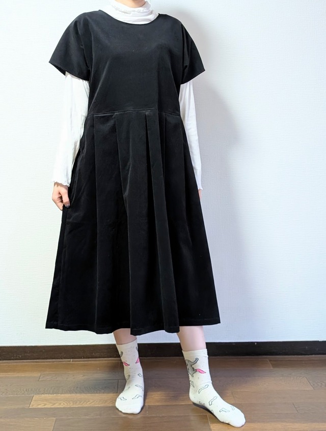 コーデュロイ黒のワンピース　身幅６０　袖なし