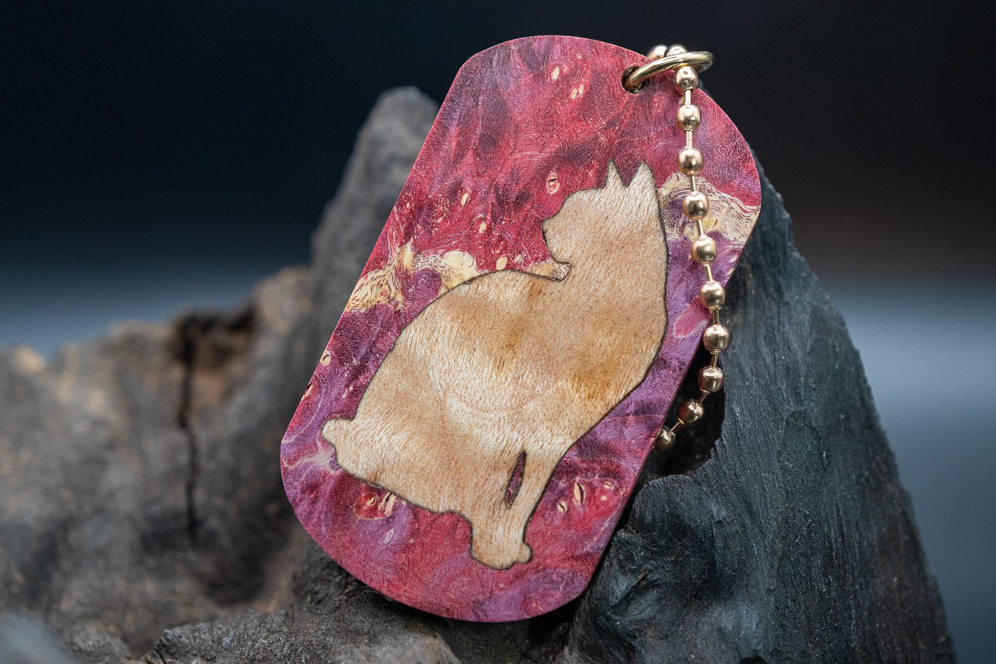 スタビライズウッド メープルバール ドッグタグ 象嵌 優雅に座る猫