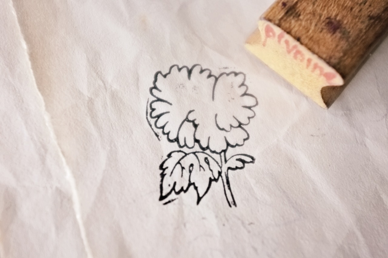 フランス ５c 膨満な芍薬とメランコリーな木製スタンプ ヴィンテージ