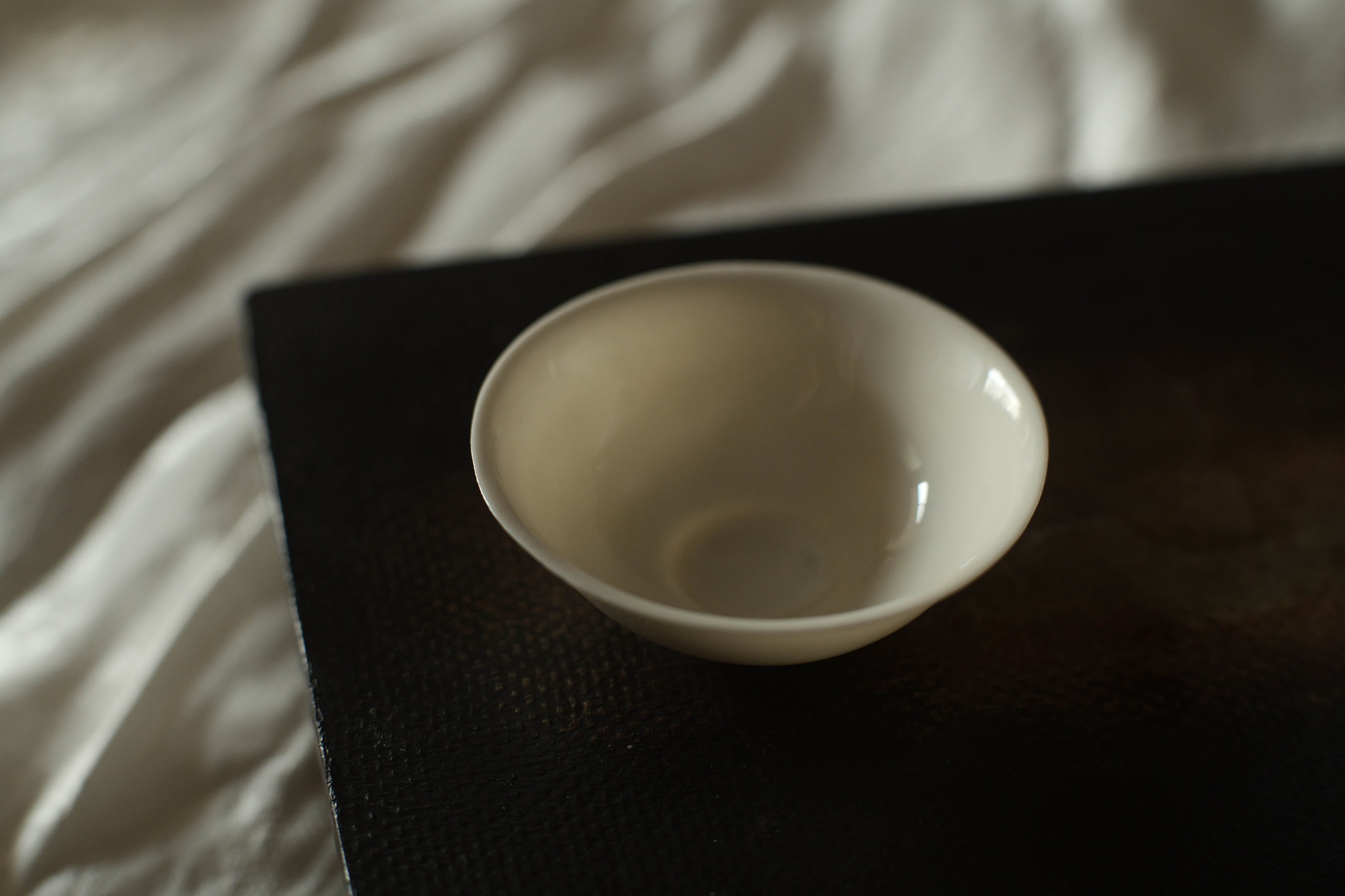 手拓薄胎白磁茶杯・衣＜徳化＞（型作り・手押し/約25cc） | 北白川糕糰店
