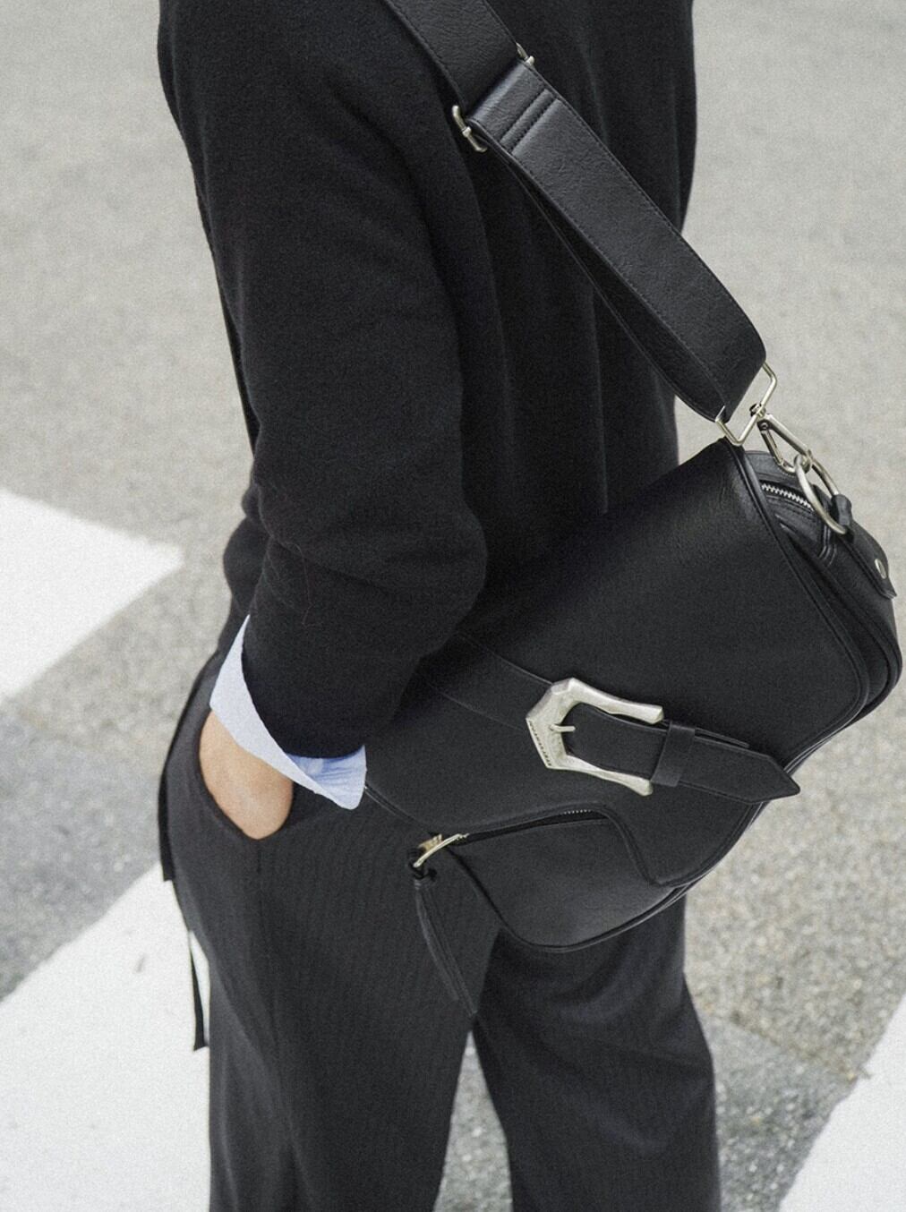 IUGAMAKARAS★韓国★人気★男女兼用★Bumpy Buckle Holster Bag ☆BOYNEXTDOOR ソンホ 着用!!【IUGAMAKARAS】Bumpy Buckle