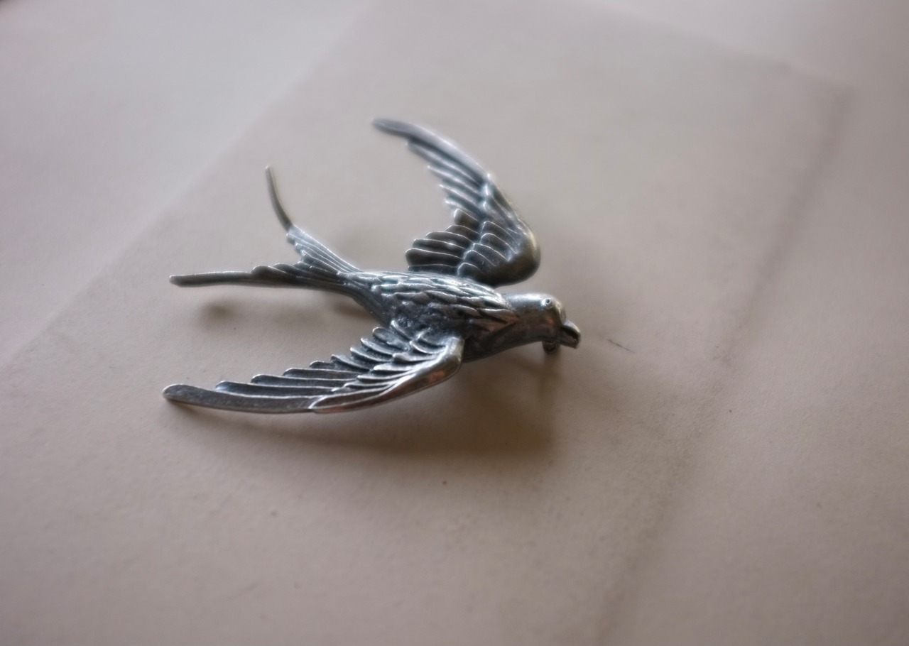 フランス 1900s エタン製 7c 飛ぶツバメとブローチ アンティーク