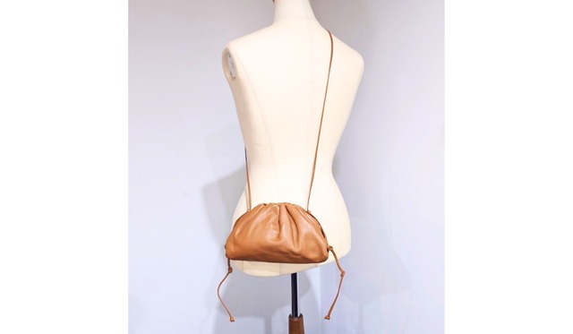 BOTTEGA VENETA ボッテガ ヴェネタ ショルダーバッグ クロスボディ ミニ ザ ポーチ 20 レザー ブラウン  585852 VCP40