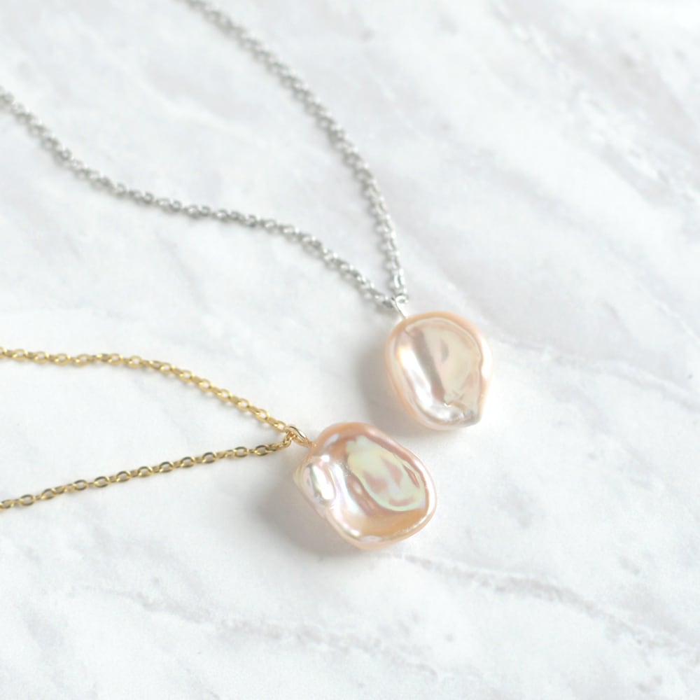 花びらのように揺れる ペタルパール ペンダント コーラルピンク サージカルステンレス / pe-187