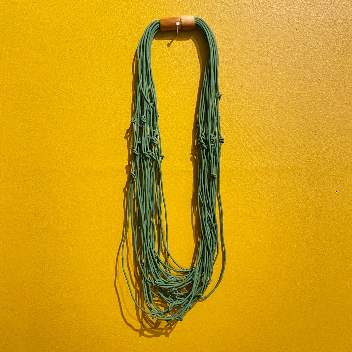 【 DaTribu ダ・トリブ 】ブラジル・アマゾン 天然ゴムネックレス Colar ponteia <L>グリーン