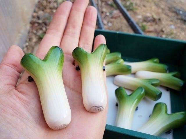 おネギのブローチ(小) green onion broach | 工房西岡 woodcraft animals