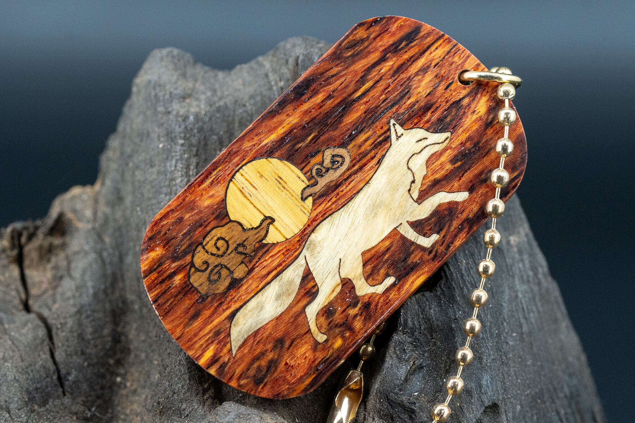 【東洋のローズウッド】 縞紫檀 変わり杢 ドッグタグ 象嵌 十五夜きつね