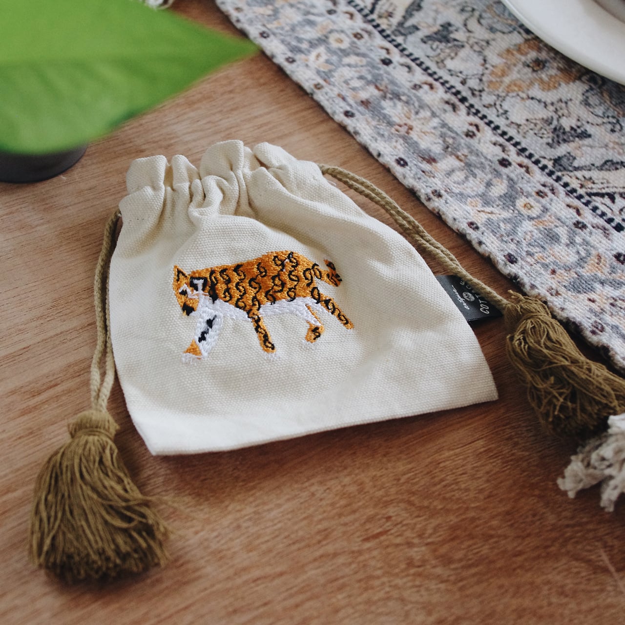 Animal embroidery kincyaku