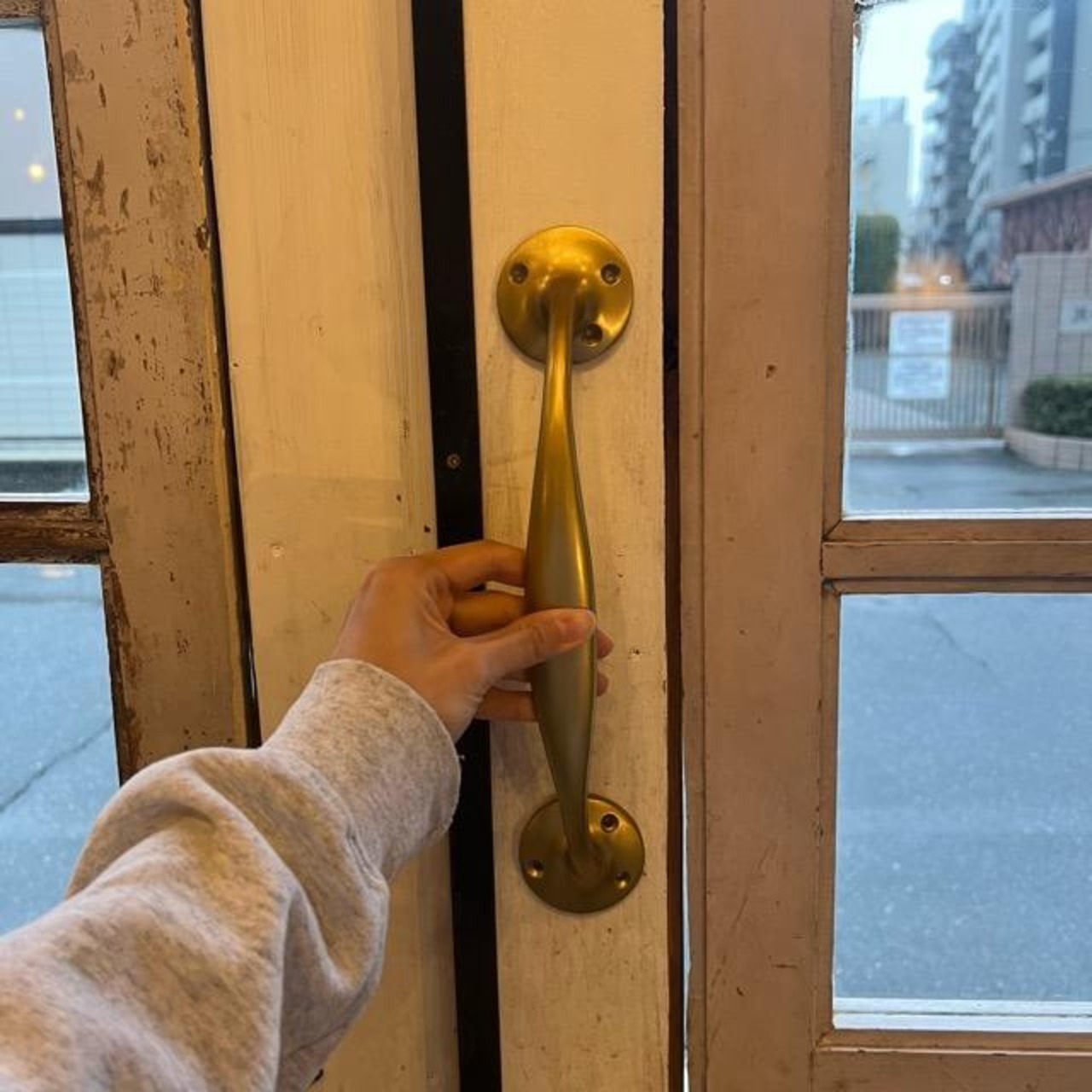 Antique gold iron door handle, perfect for interior decoration, entryway, or living room.　