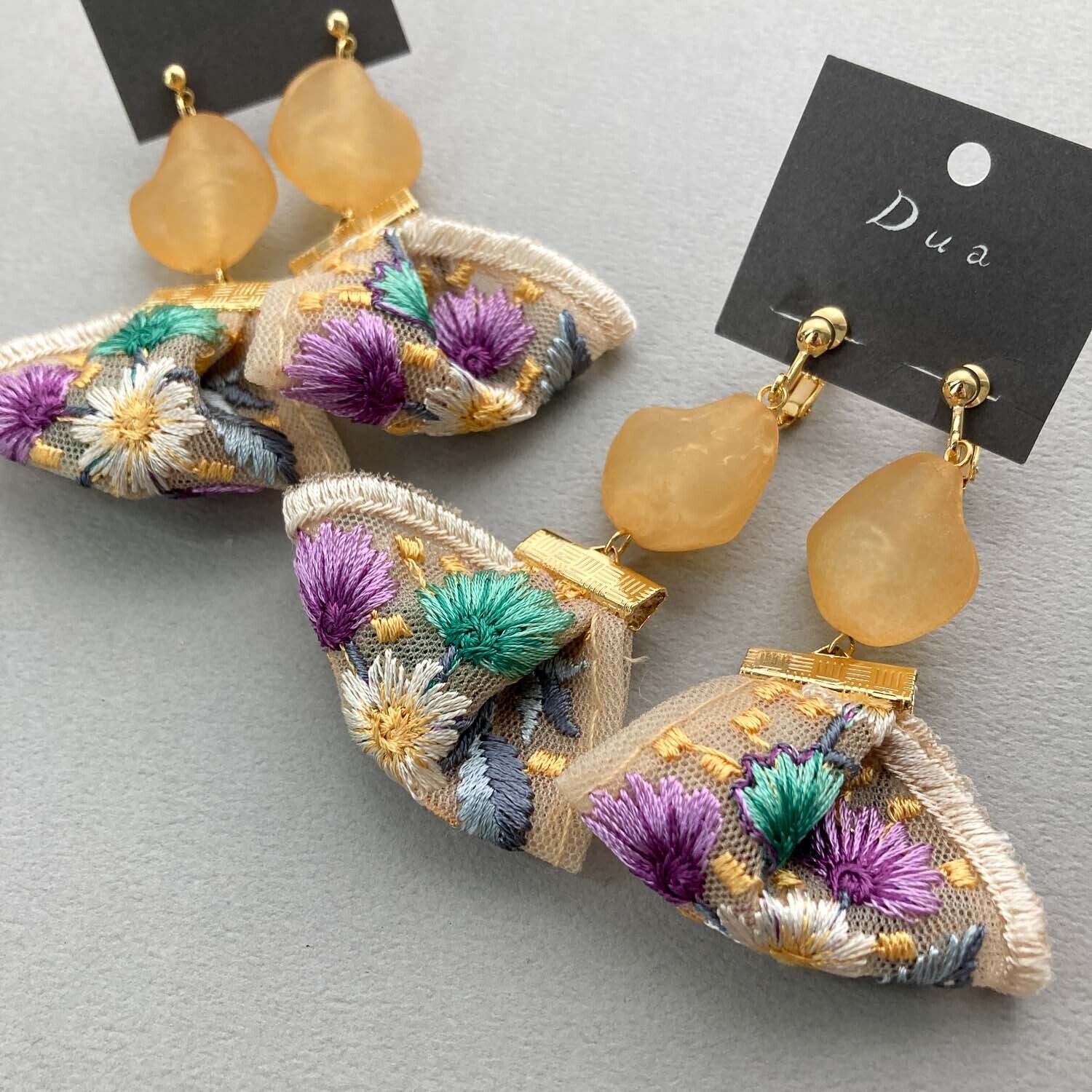 歪ビーズと刺繍リボンタッセルの〈ピアス/イヤリング〉 | Dua