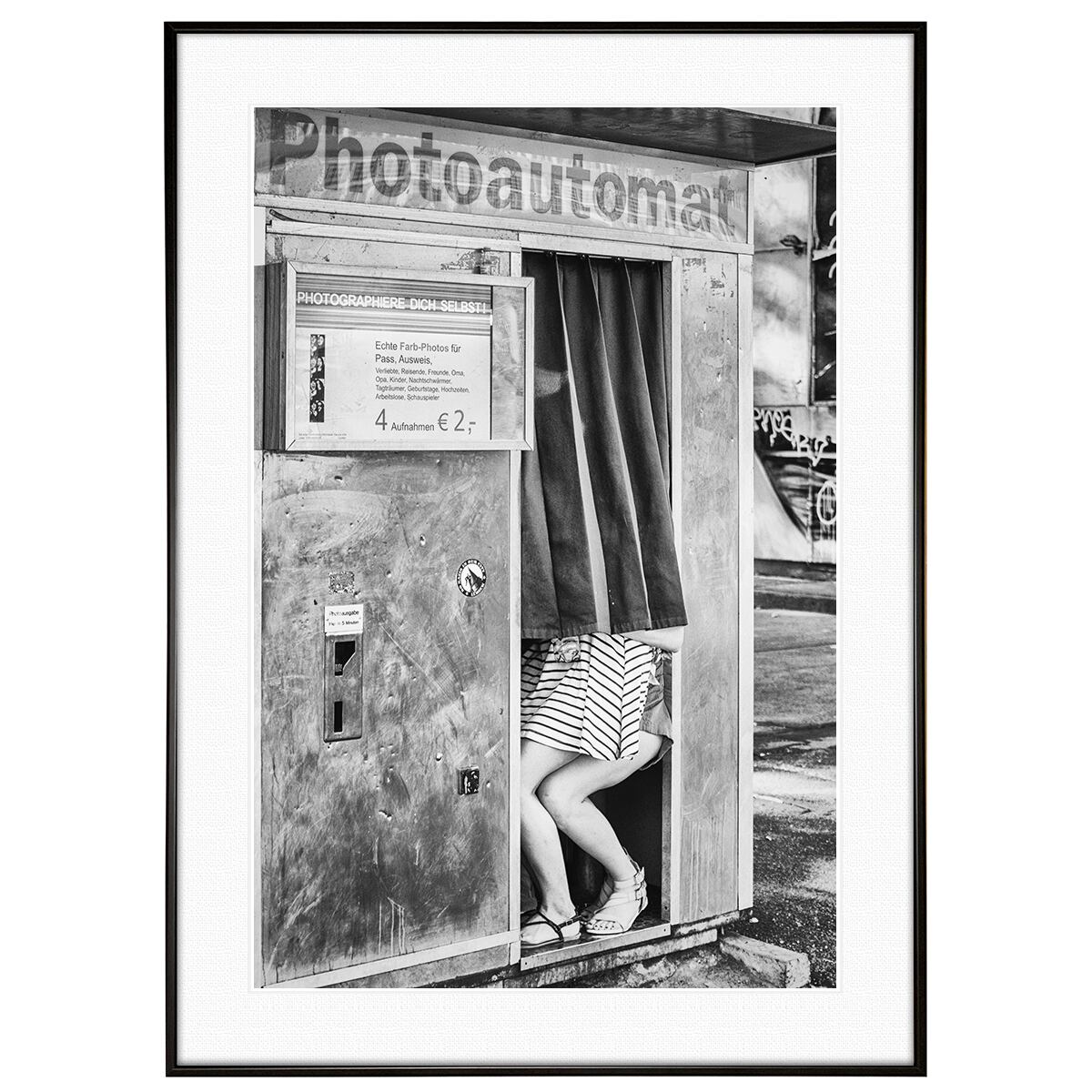人物写真 ドイツで写真を撮る女性たち インテリアアート モノクロポスター額装 AS3620