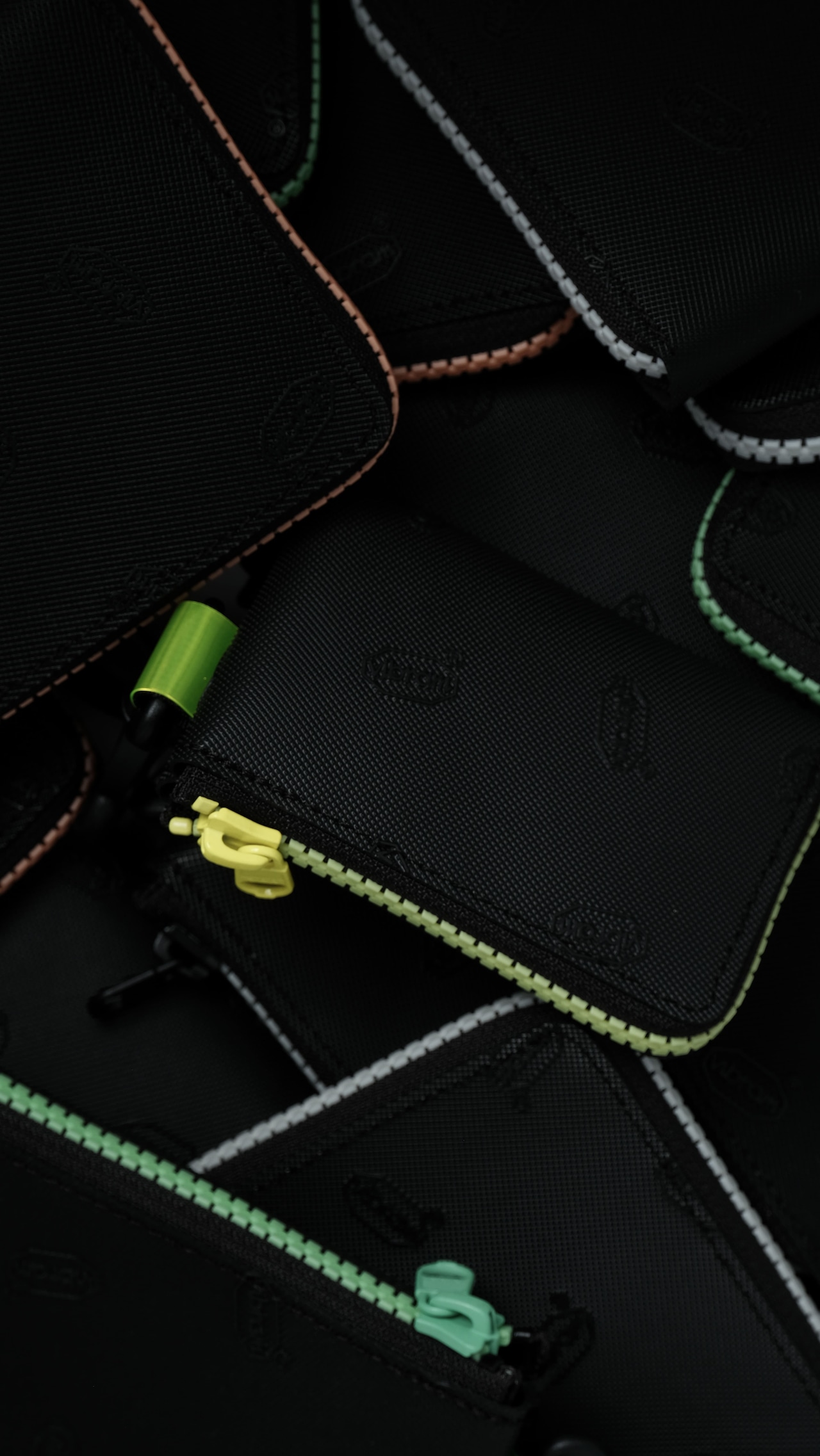 vibram micro case (black×clear) with green glowing zip