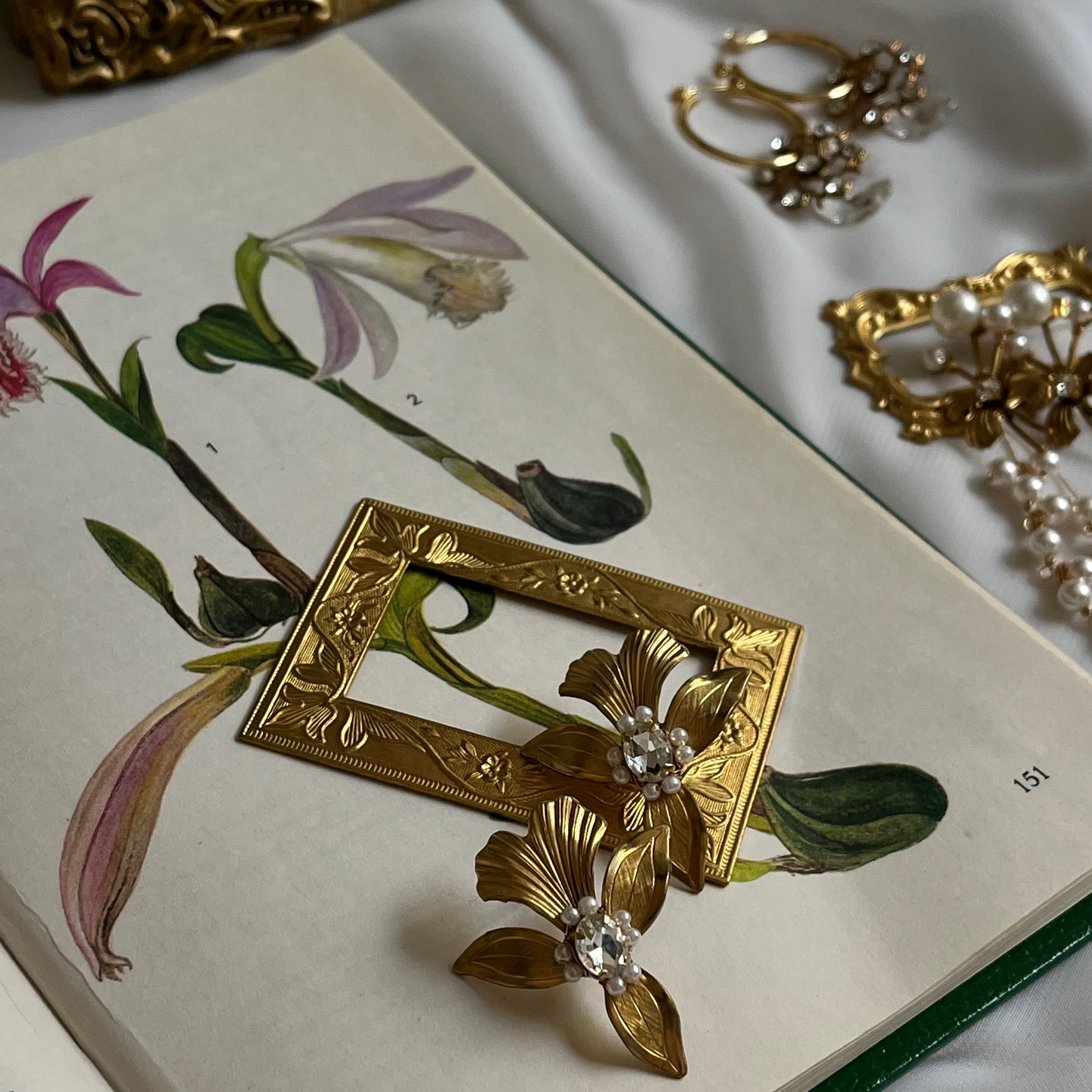 再販 Import Brass orchid flowers 蘭モチーフピアスまたはイヤリング