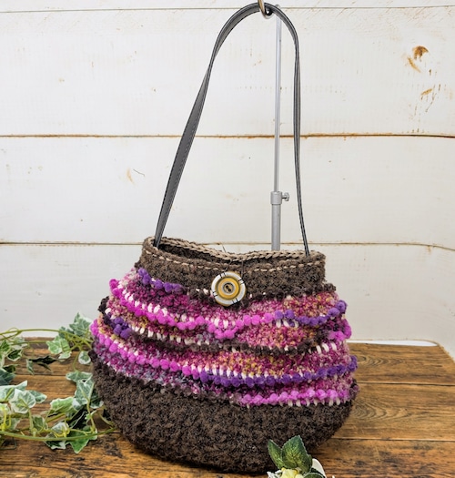 ポンポンのフリルがかわいい、ころんとしたニットバッグ（カラフル）