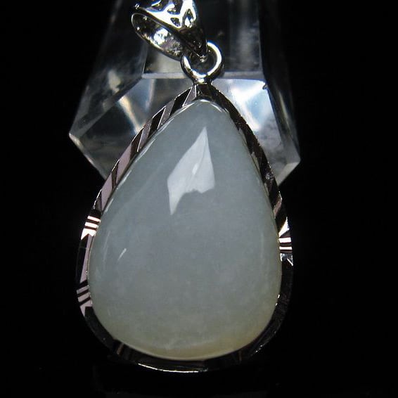 アクアカルセドニーとラブラドライトのイヤリング by Joli Jewelry