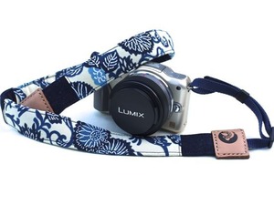 カメラストラップ　3㎝巾　ミラーレス＆一眼レフカメラ用　両面　紅型デザイン　反物　菊と蝶　青