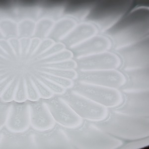 有田焼　渕金白マット釉花彫　木甲焼皿 33-050