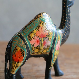 鮮やかな模様が美しい、木製のラクダ 1