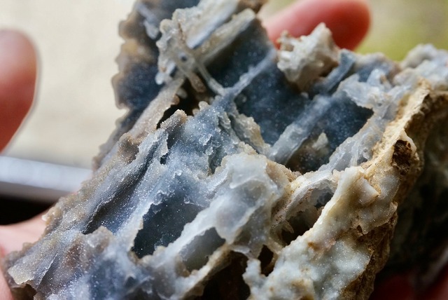 カルセドニー / クローライト　Chalcedony / Chlorite