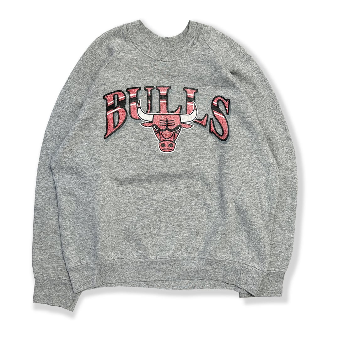 Chicago Bulls Raglan Sleeve Sweatshirt. FRUIT OF THE LOOM