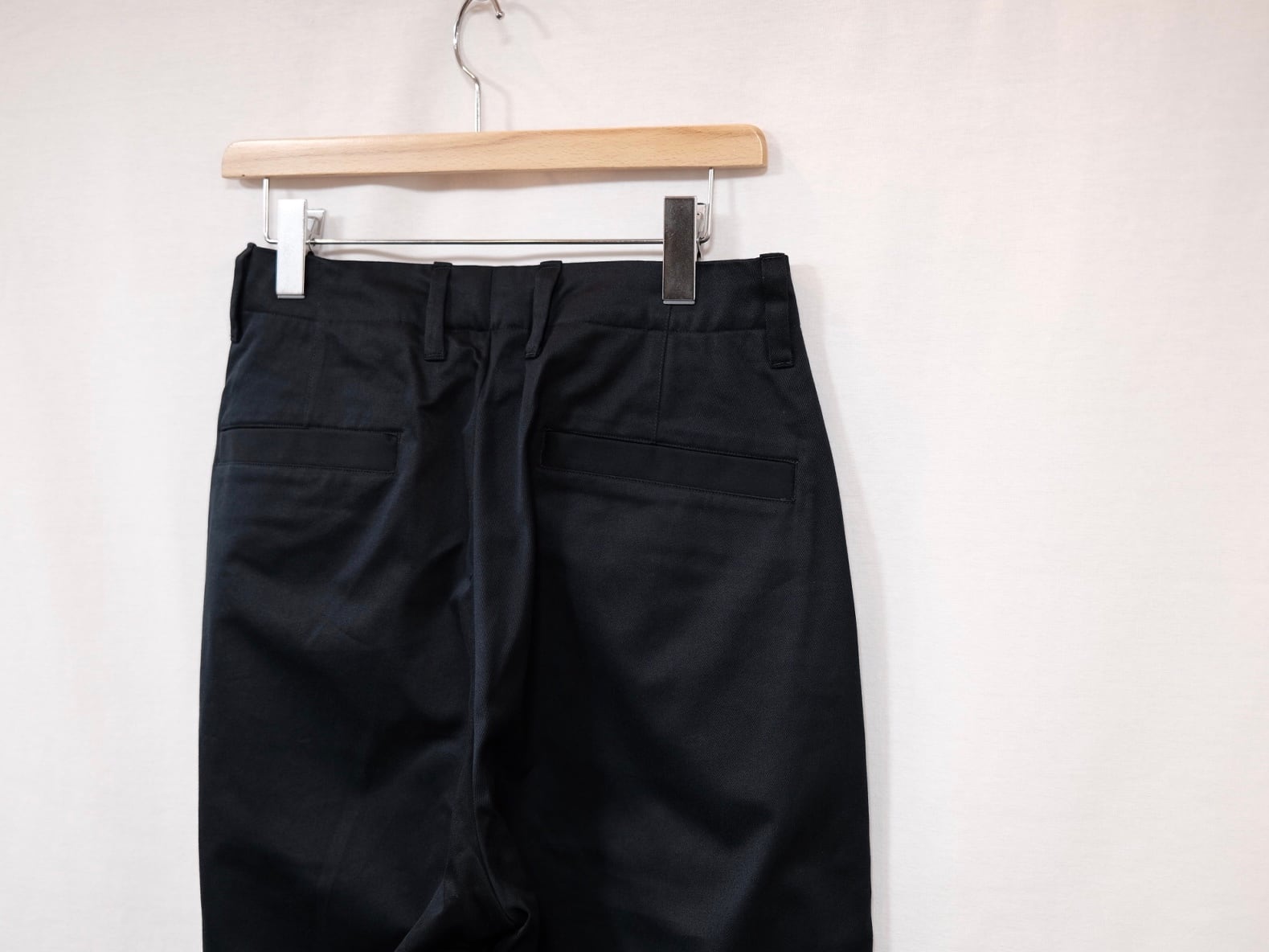 UNIVERSAL PRODUCTS.” NO TUCK WIDE CHINO TROUSERS NAVY” | Lapel