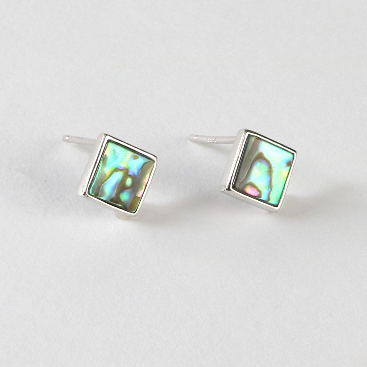 光沢感あり！どんな角度からでも楽しめる！シルバー アワビシェル ピアス  simple silver series