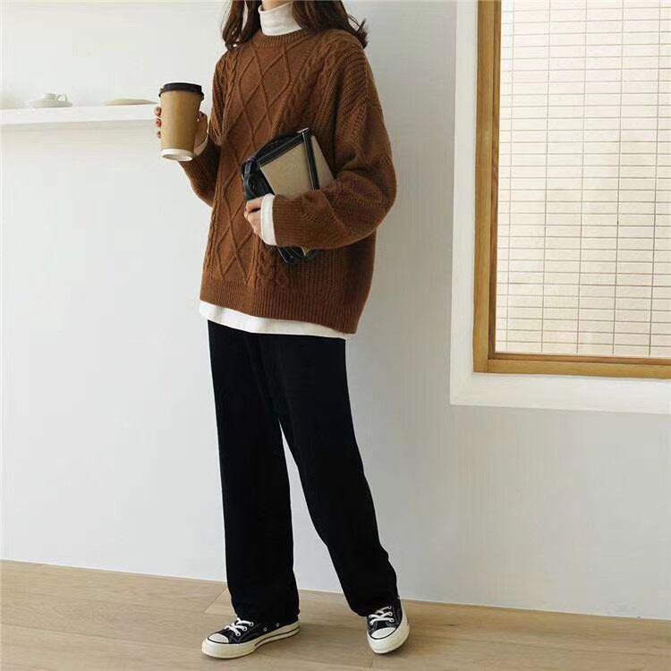 ラウンドネックケーブル編みニット