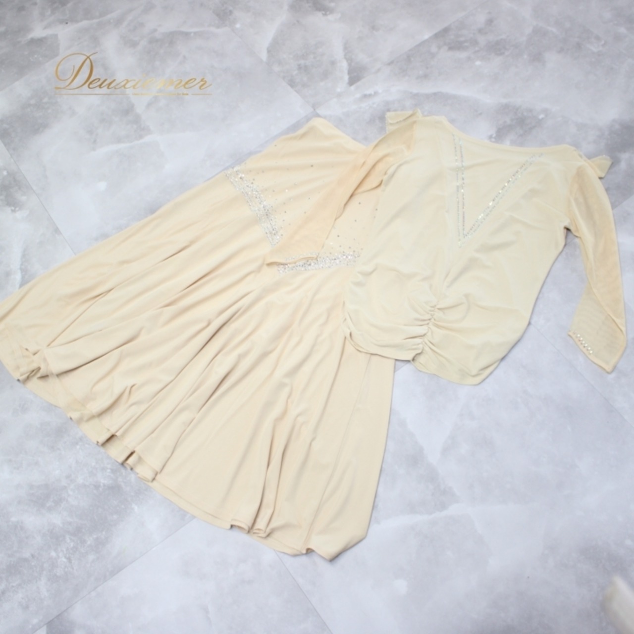 社交ダンス 衣装 スタンダード 上下セット ツーピース レッスンウェア パーティ衣装 エル・プラト ラインストーン レース ベージュ系 フリル エレガント ダンスウェア スカート丈82cm トップス丈57cm ウエストゴム 伸縮性 ポリエステル ポリウレタン ヌードベージュ ラインストーン飾り フリルデザイン パーティー用社交ダンス 衣装セット スタイルアップ レディース 体型カバー シンプル おしゃれ かわいい