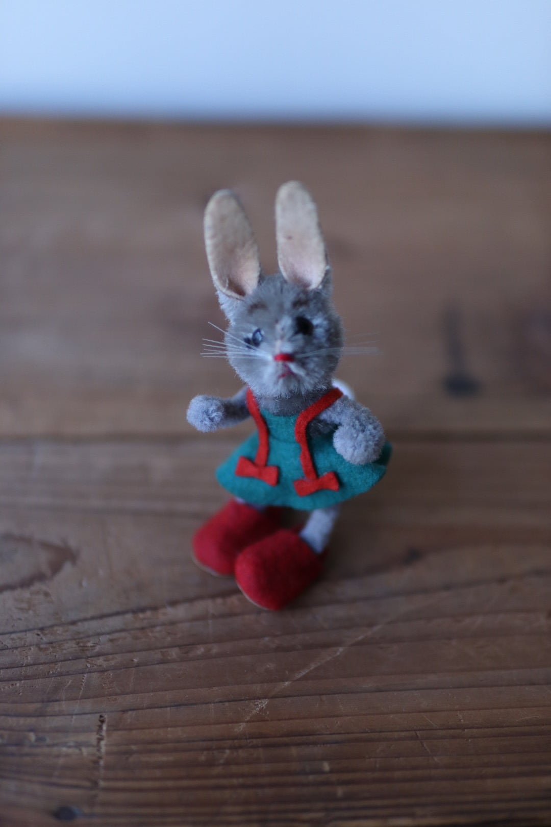 ヴィンテージ シュコー スカートをはいたうさぎ