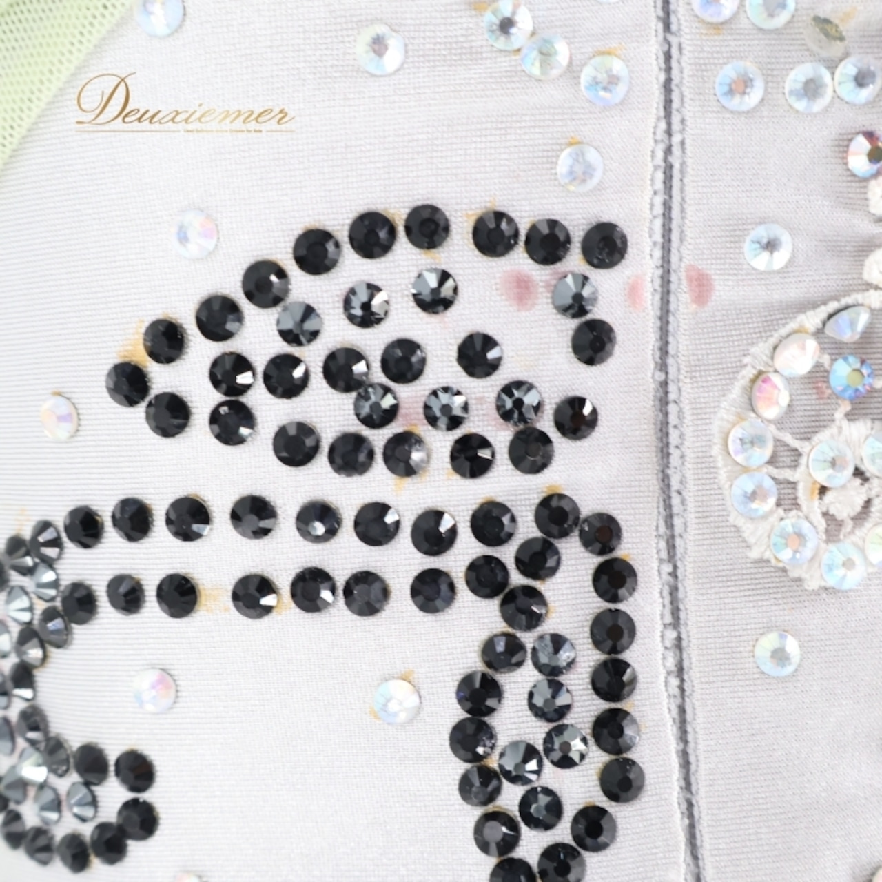 社交ダンス 衣装 スタンダードドレス ワンピース ドレス ファー フェザー 緑 シルバー デモ 競技 ダンス パーティ 発表会 グリーン系 グレイ系 エレガント 華やか おしゃれ 大人 デザイン フェミニン フェザー付き 競技用 ゆれる