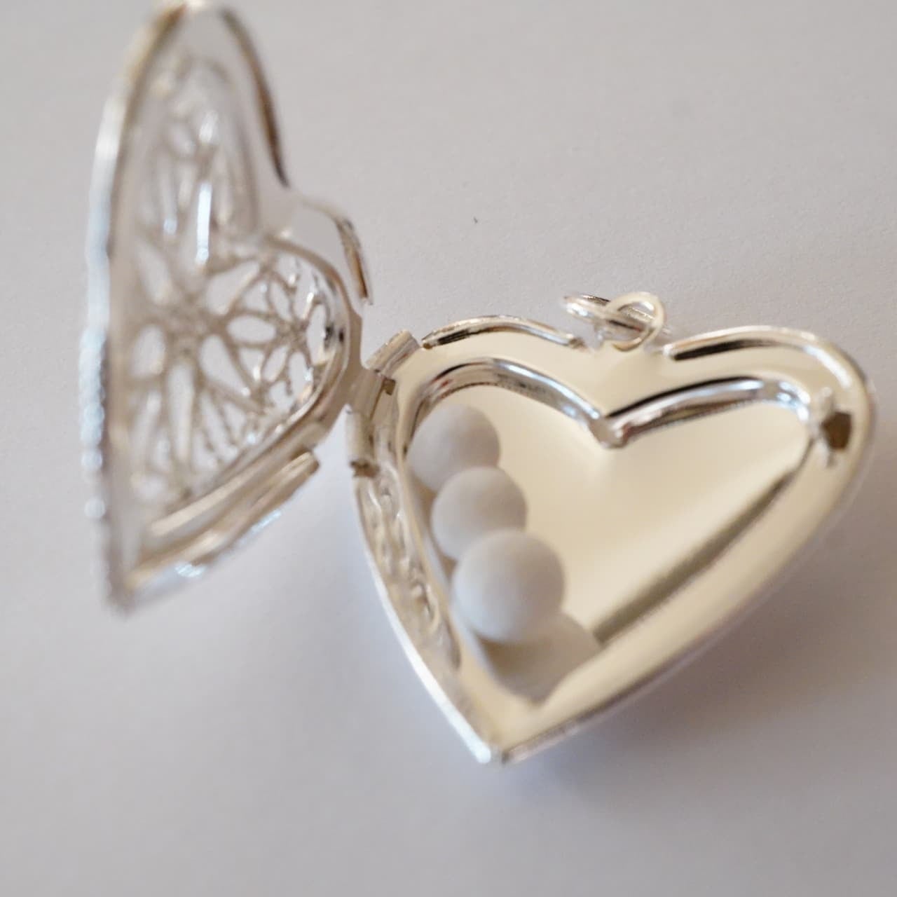 香りが楽しめるアロマペンダント ヘッド - ハート型シルバーカラー