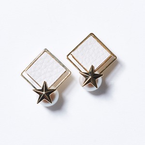 STAR ON PEARL LETHER SQUARE EARRINGS(WHITE)