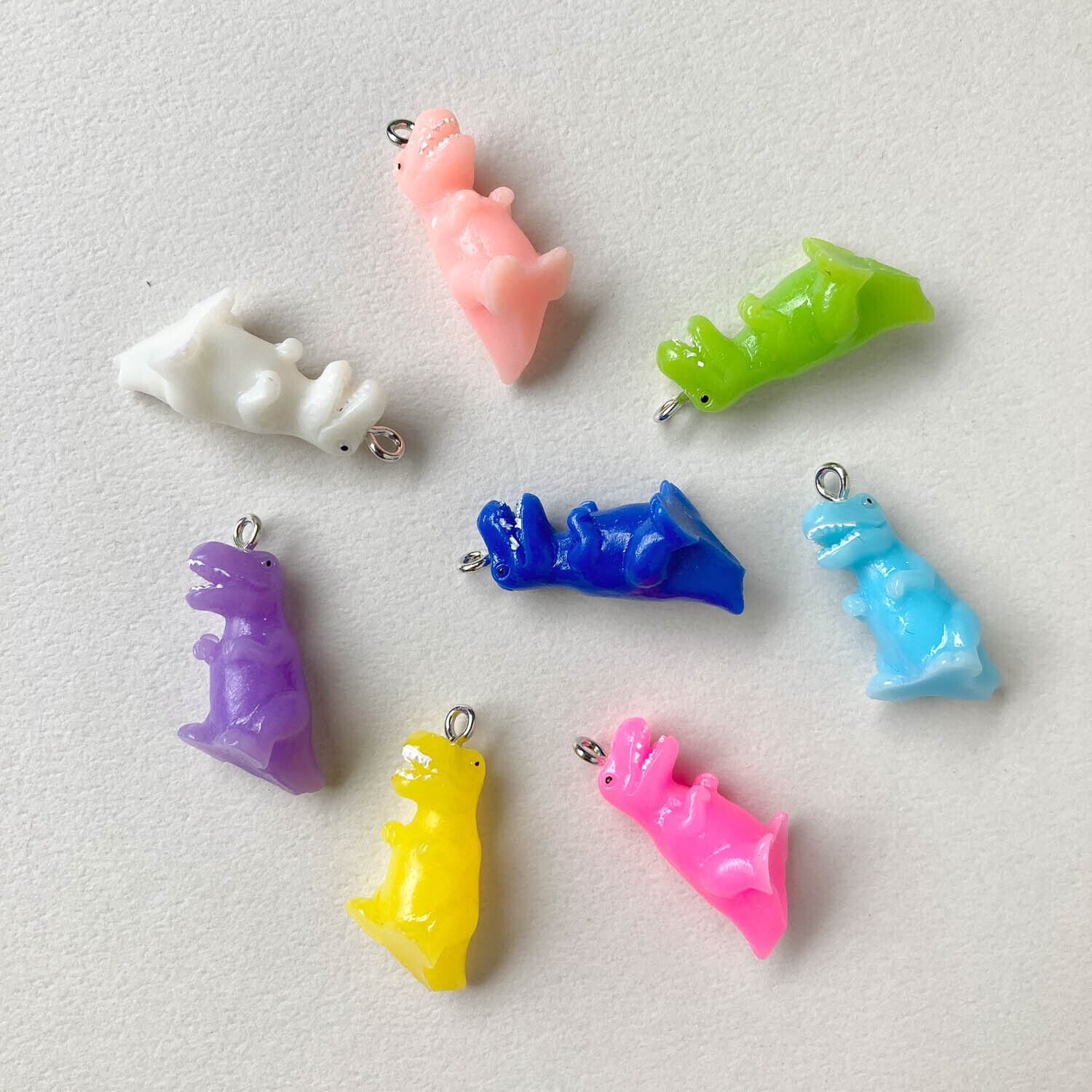 再入荷〉カラフル恐竜アクリルチャーム | Dua-アクセサリーパーツショップ