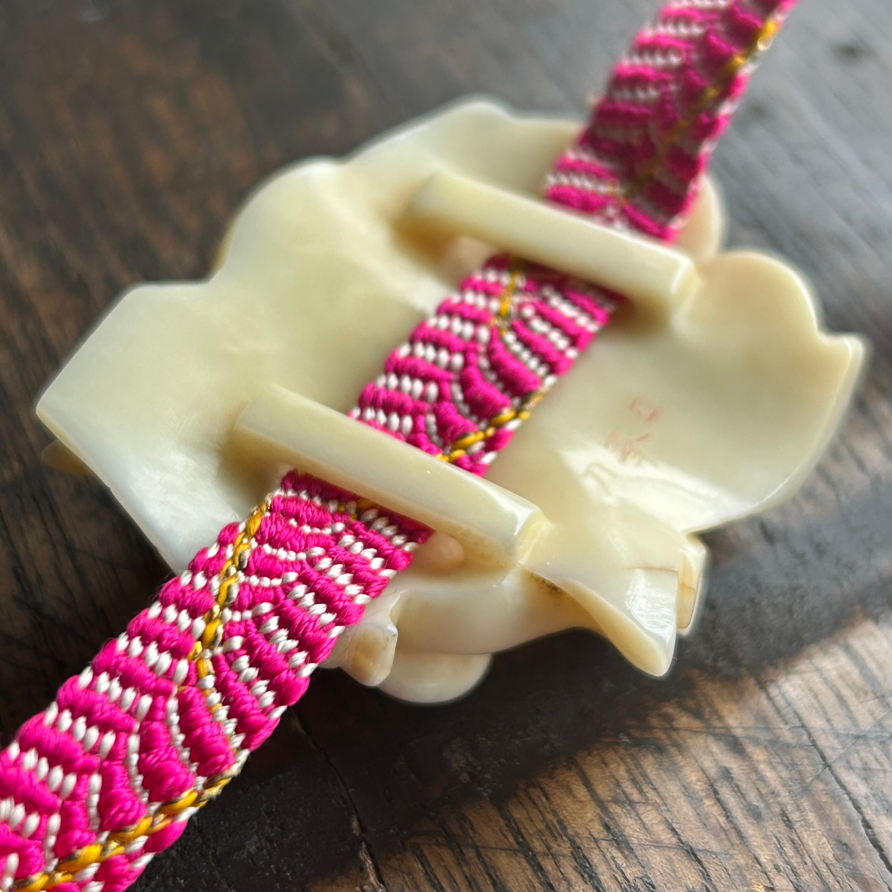 アンティーク　マッコウ鯨歯　なんだか福々しい中間の帯留め