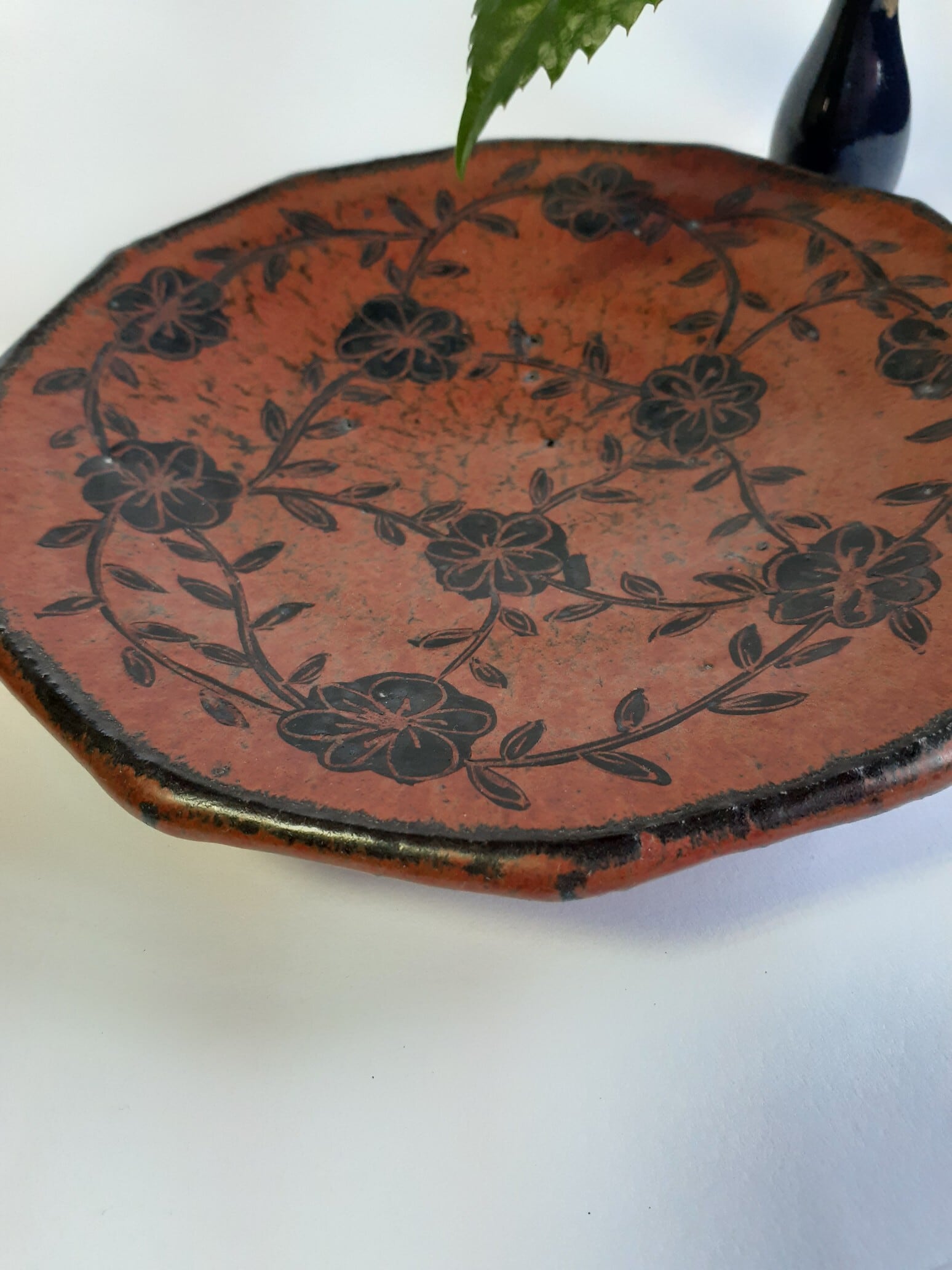 柿釉・唐草花模様のお皿 | shop&galleryいつか月をつかまえる