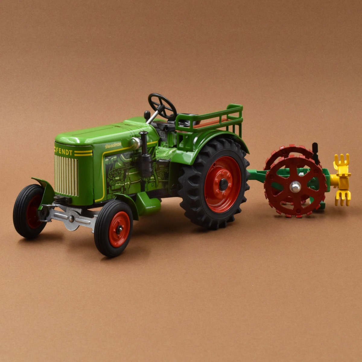 ブリキのおもちゃ トラクター（FENDT）＆ポテトスピナー【商品番号:TTY 