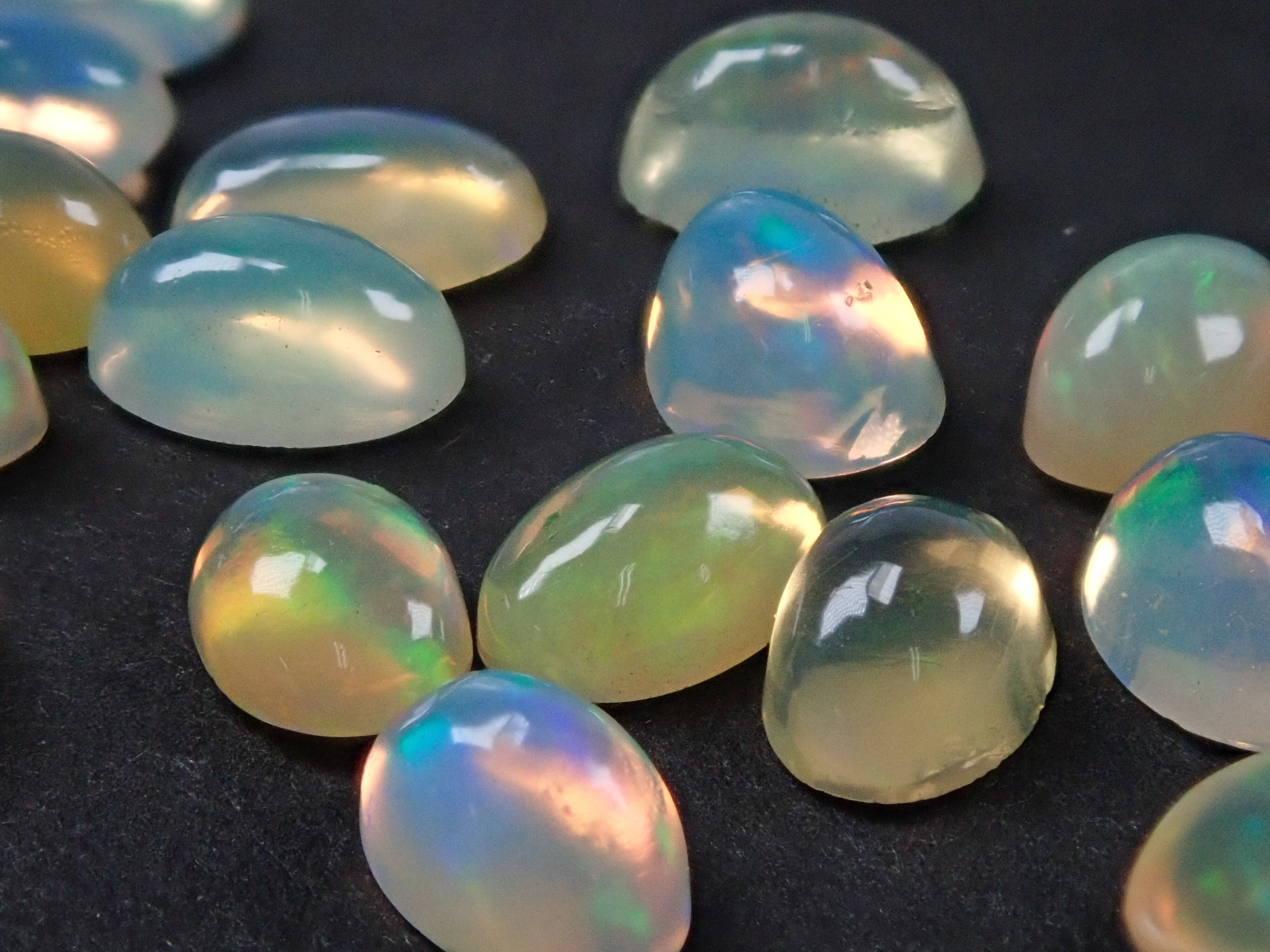 宝石ガチャンポ！！】エチオピア産オパール ～色が遊ぶ不思議な宝石