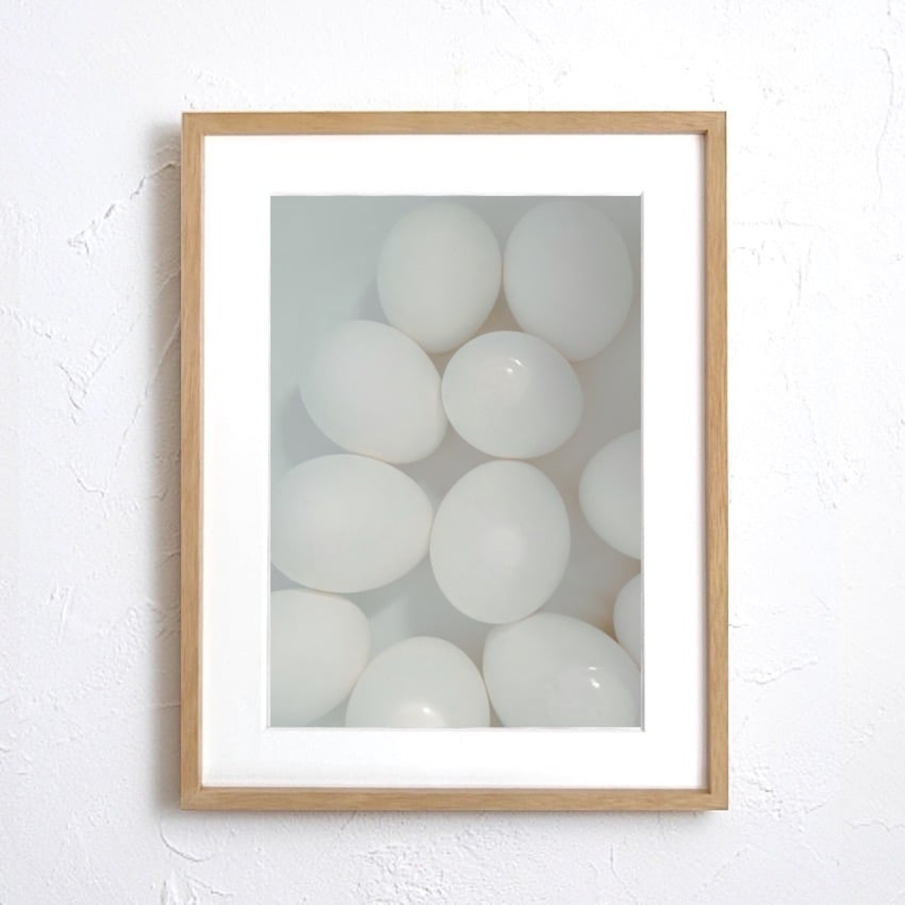ゆでたまご好き｜ミニマルでシュールな白タマゴのアートポスター｜シンプル空間にユーモアを添える一枚｜A2ポスター