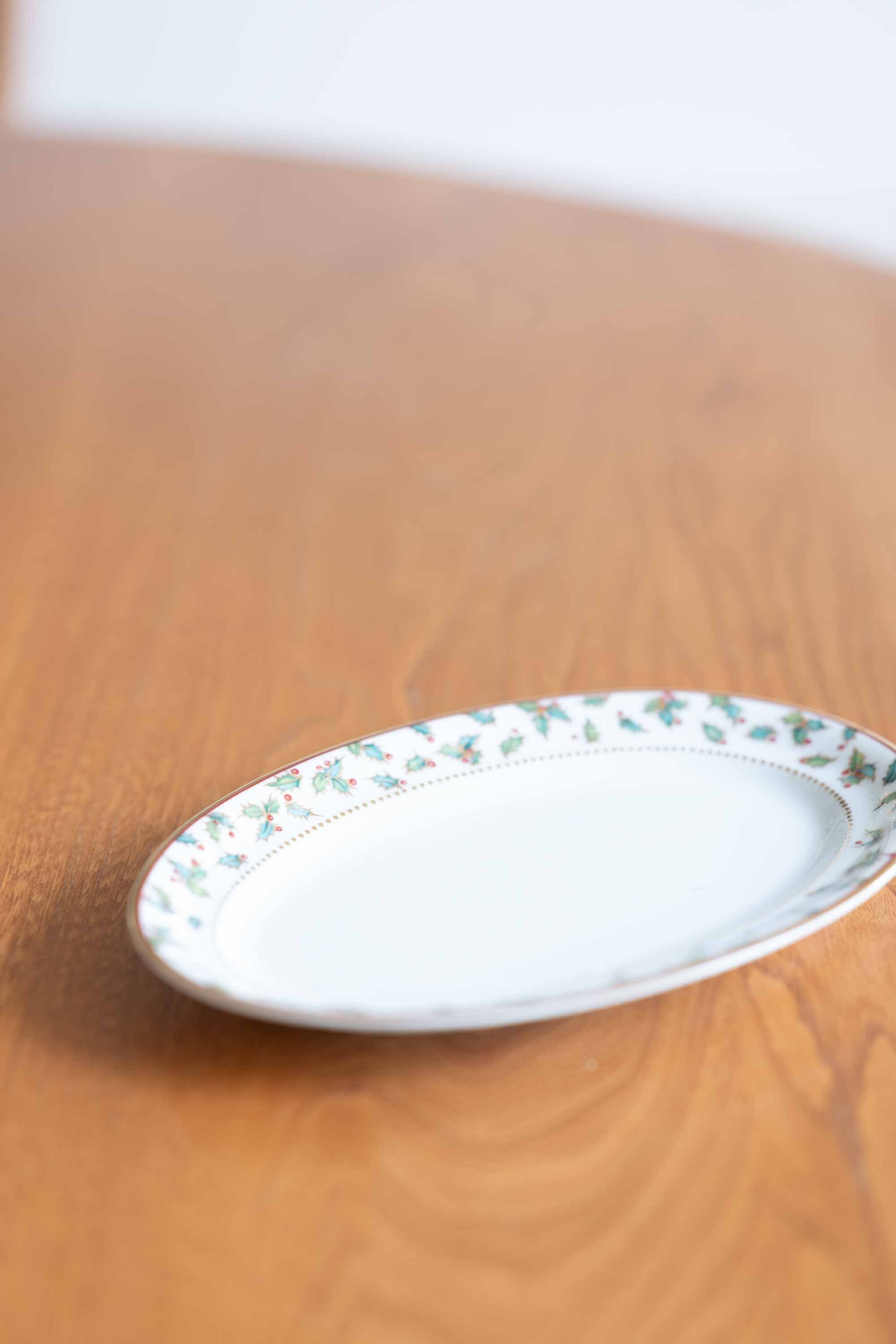 ロイヤルコペンハーゲン　クリスマスプレート　オーバル小皿　柊（ひいらぎの赤い実と緑の葉っぱ柄　金彩が施されています　１９９２−１９９９年製