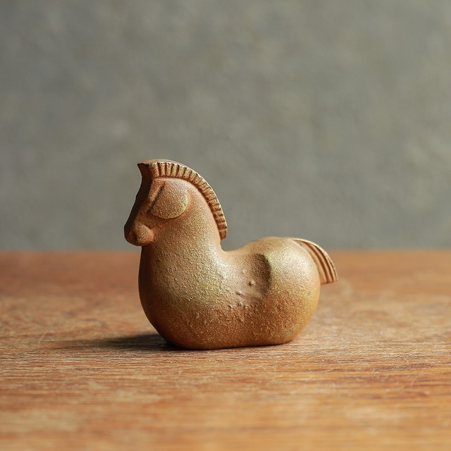 ずっしりと存在感のある、馬のペーパーウェイト 1